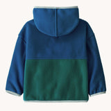 The back of the Patagonia little kids synchilla hoody in clement blue available at Babipur. A 100% recycled polyester hooded jacket in dark blue and green with pale blue trim. Features a full length zip and a yellow chest pocket. 