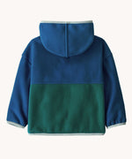 The back of the Patagonia little kids synchilla hoody in clement blue available at Babipur. A 100% recycled polyester hooded jacket in dark blue and green with pale blue trim. Features a full length zip and a yellow chest pocket. 