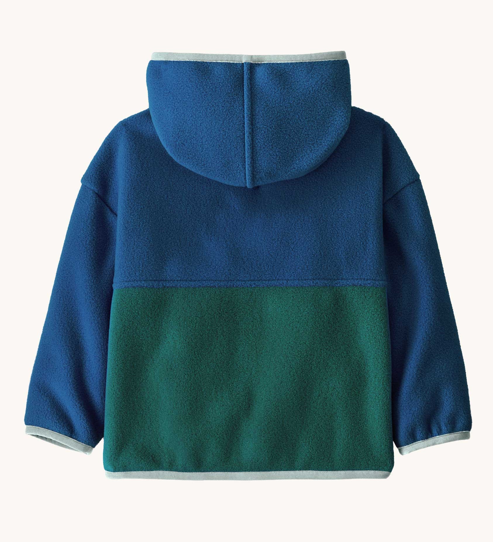 The back of the Patagonia little kids synchilla hoody in clement blue available at Babipur. A 100% recycled polyester hooded jacket in dark blue and green with pale blue trim. Features a full length zip and a yellow chest pocket. 
