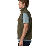 Side of man wearing Patagonia men's retro pile vest in dark green with a grey trim. Gilet features a turned up collar