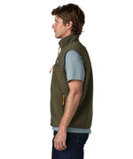 Side of man wearing Patagonia men's retro pile vest in dark green with a grey trim. Gilet features a turned up collar