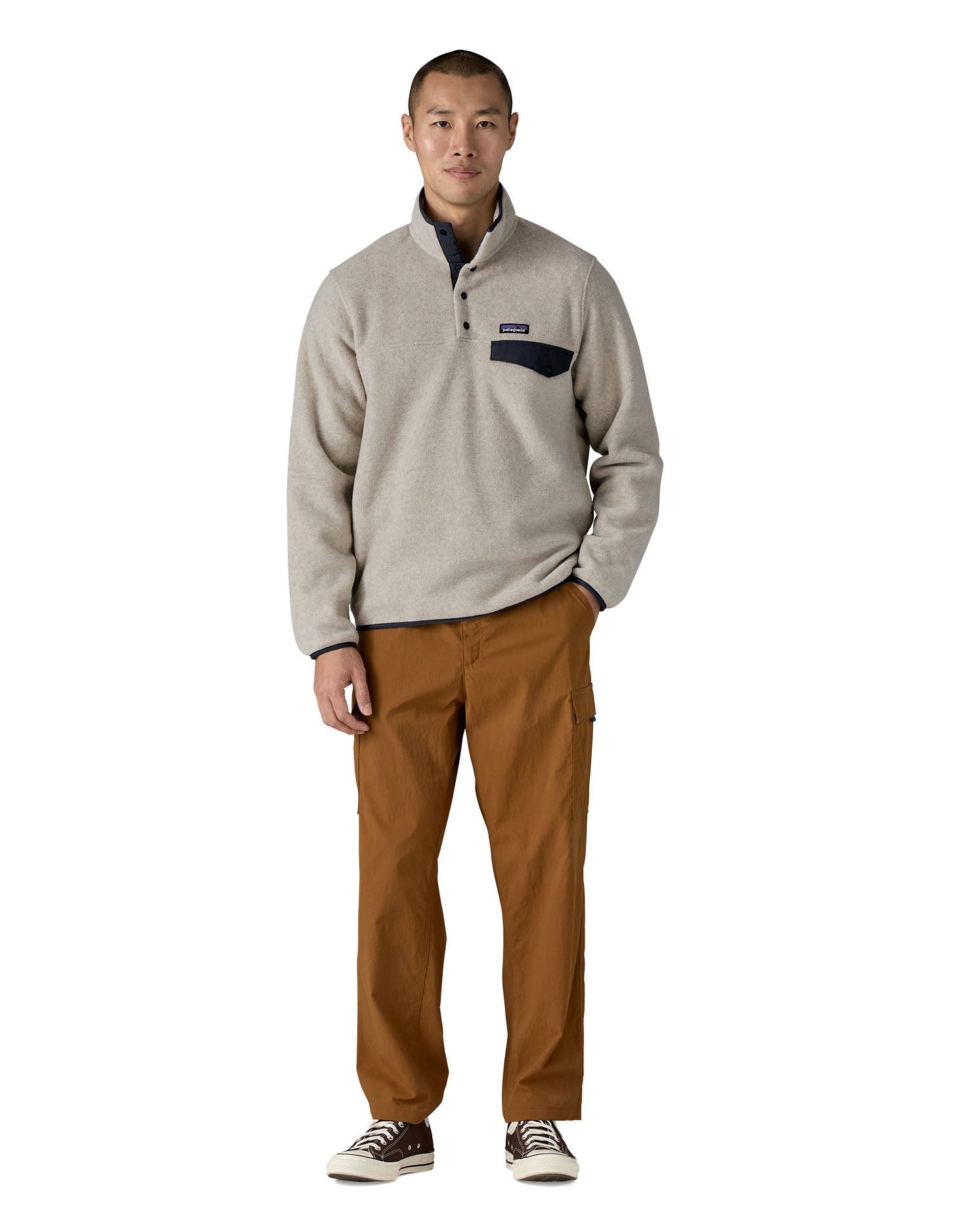Man wearing Patagonia's recycled polyester synchilla snap t fleece in light grey. Shows a 1/4 length front popper from the collar