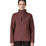 A woman wearing the Patagonia R2 crossstrata jacket in dark ruby available at Babipur. A technical jacket in dark red with   2 side pockets and easy access chest pockets