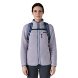 A woman wearing the Patagonia refugio 30 litres day pack in current blue available at Babipur showing the chest strap detail. 