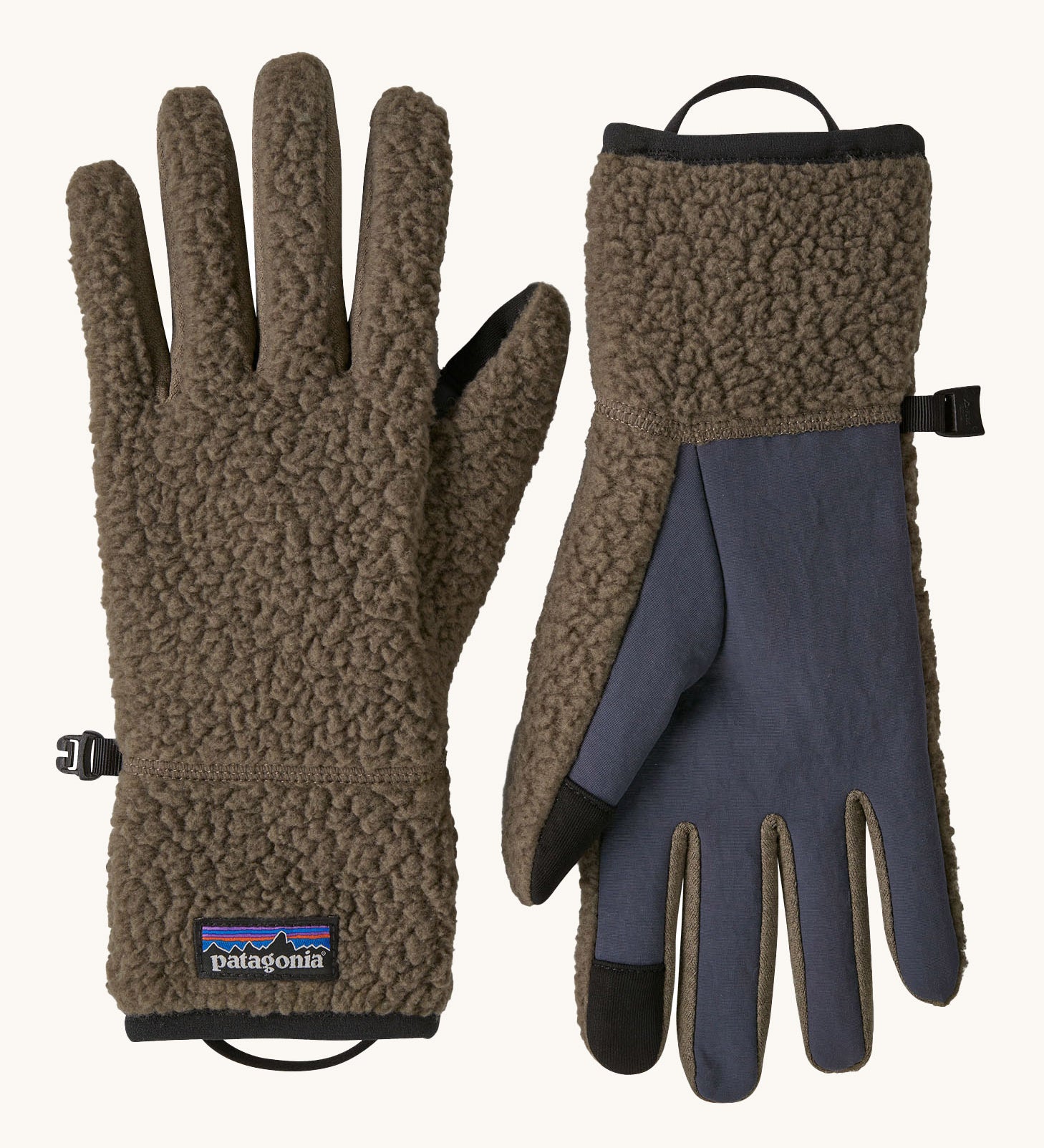 Patagonia adult synchilla gloves in marlon brown available at Babipur. Thick pile fleece style glovesin dark brown. Features a grip on the palms and fingertips. Logo label is stitched on the side . 