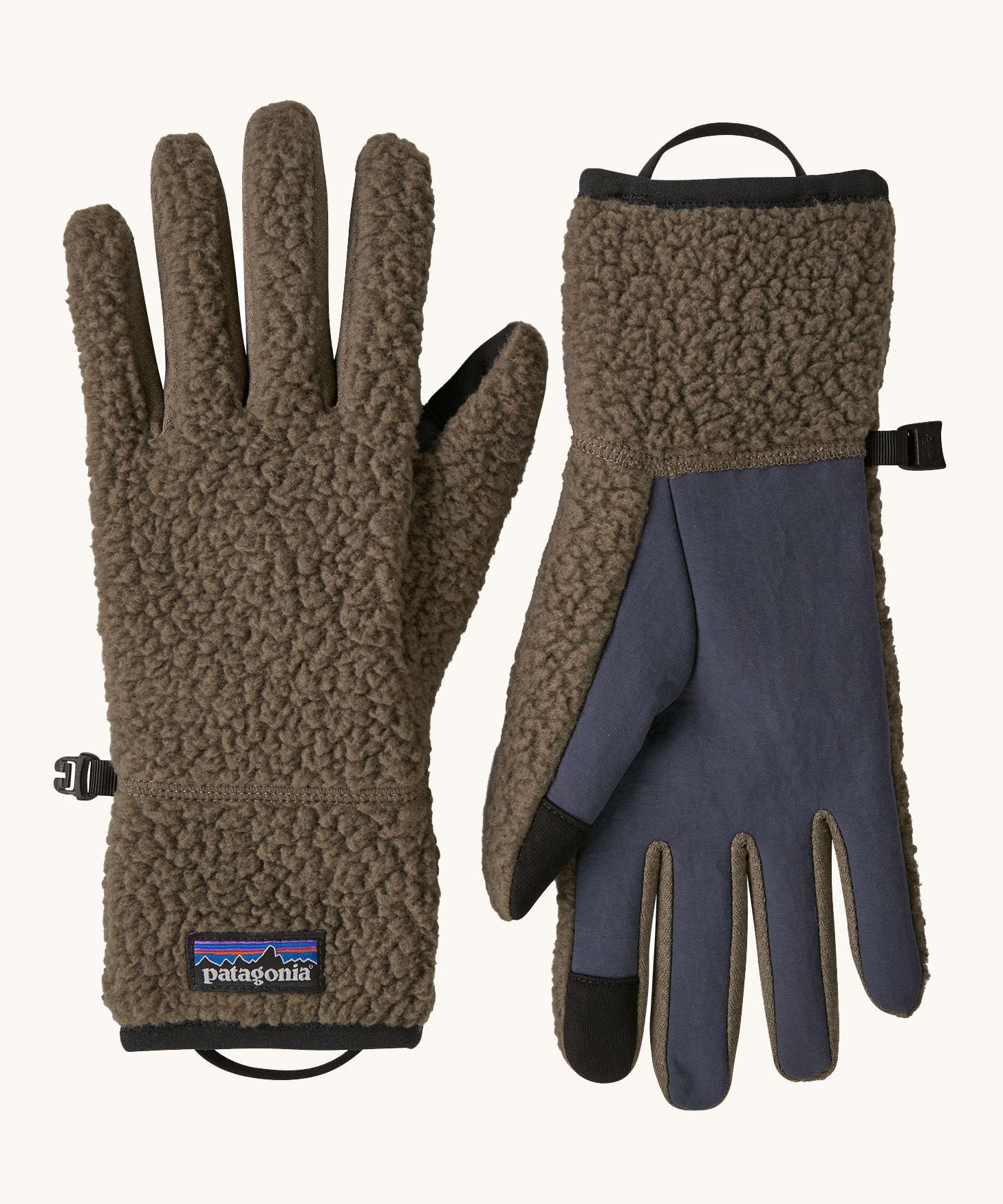 Patagonia adult synchilla gloves in marlon brown available at Babipur. Thick pile fleece style glovesin dark brown. Features a grip on the palms and fingertips. Logo label is stitched on the side . 