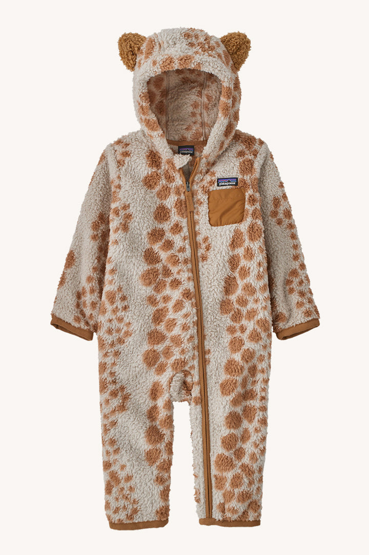 A cozy Patagonia fleece baby suit in a soft, spotted design with bear-like ears on the hood. Made from warm, high-quality materials with practical details like a zip closure and a contrast chest pocket featuring the Patagonia logo. Showcasing the Patagonia sale at Babipur
