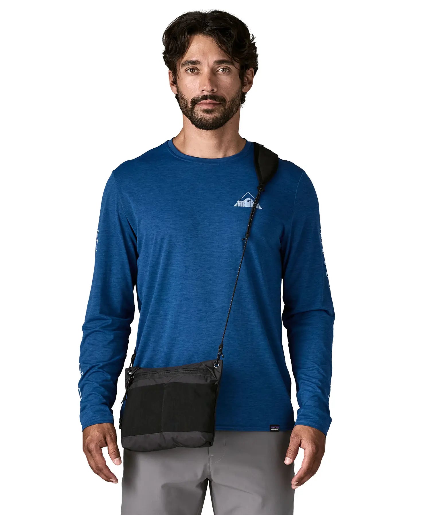 Man with a Patagonia lightweight terravia sacoche in black over the shoulder.