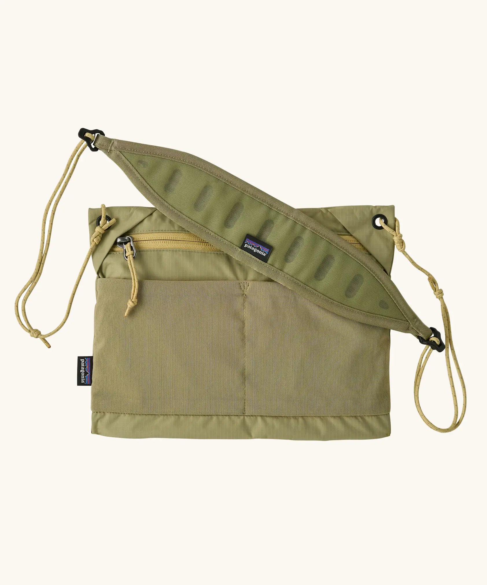 Patagonia quick-drying terravia sacoche in green. A lightweight small over the shoulder bag with drop in pockets and main zipped compartment
