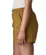 Side of woman wearing Patagonia's women's outdoor everyday shorts in brown. Shows front panel pockets.