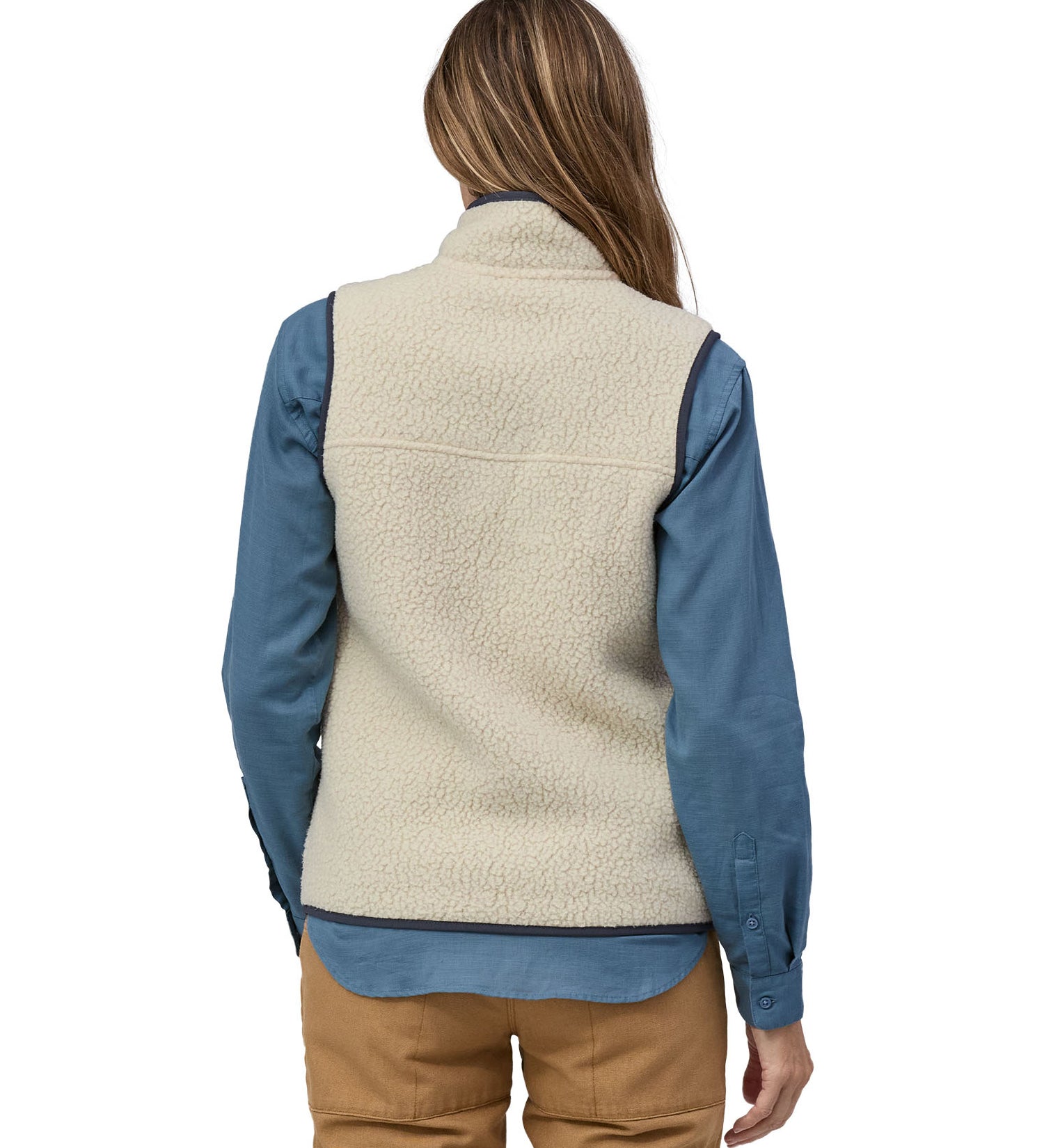 A model wearing the Patagonia womens retro pile vest in pelican available at Babipur showing the back fit of the gilet 