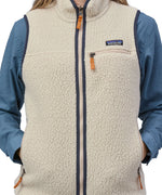 A close up of the Patagonia womens retro pile vest in pelican available at Babipur showing the full length zip detail