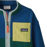 A close up of the green colour block on the chest of the Patagonia Baby Synchilla® Fleece Jacket - Clement Blue.