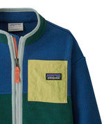 A close up of the green colour block on the chest of the Patagonia Baby Synchilla® Fleece Jacket - Clement Blue.