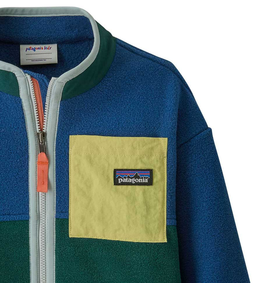 A close up of the green colour block on the chest of the Patagonia Baby Synchilla® Fleece Jacket - Clement Blue.
