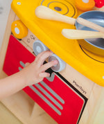 PlanToys kitchen set showing a close up of the working knobs and oven door