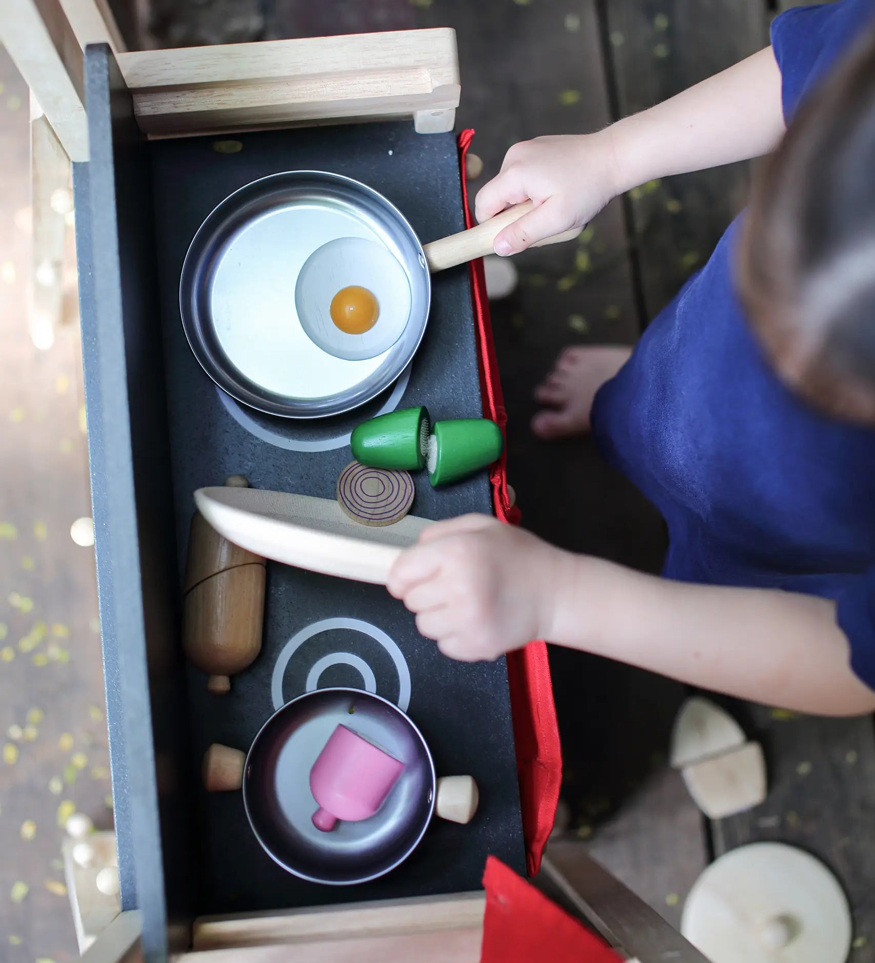 Overhead view of a kitchen setup with play food on the PlanToys Play centre