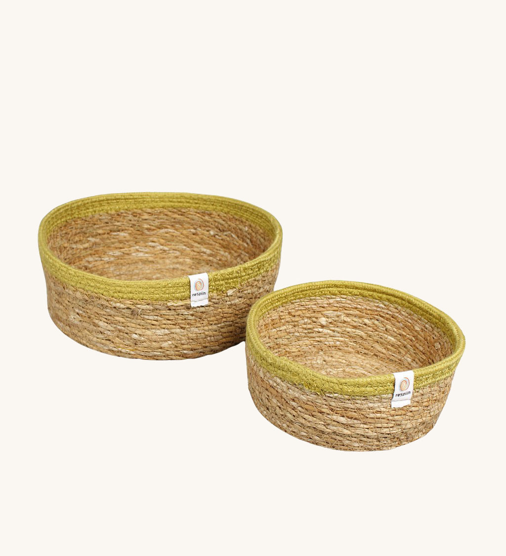 Respiin set of 2 natural shallow seagrass jute baskets with green rim. One medium size and one small sized basket