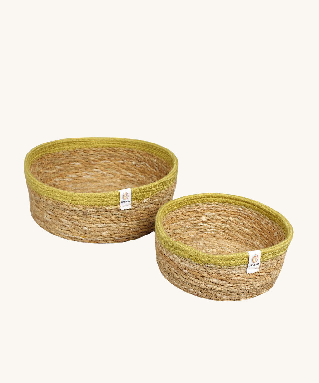 Respiin set of 2 natural shallow seagrass jute baskets with green rim. One medium size and one small sized basket