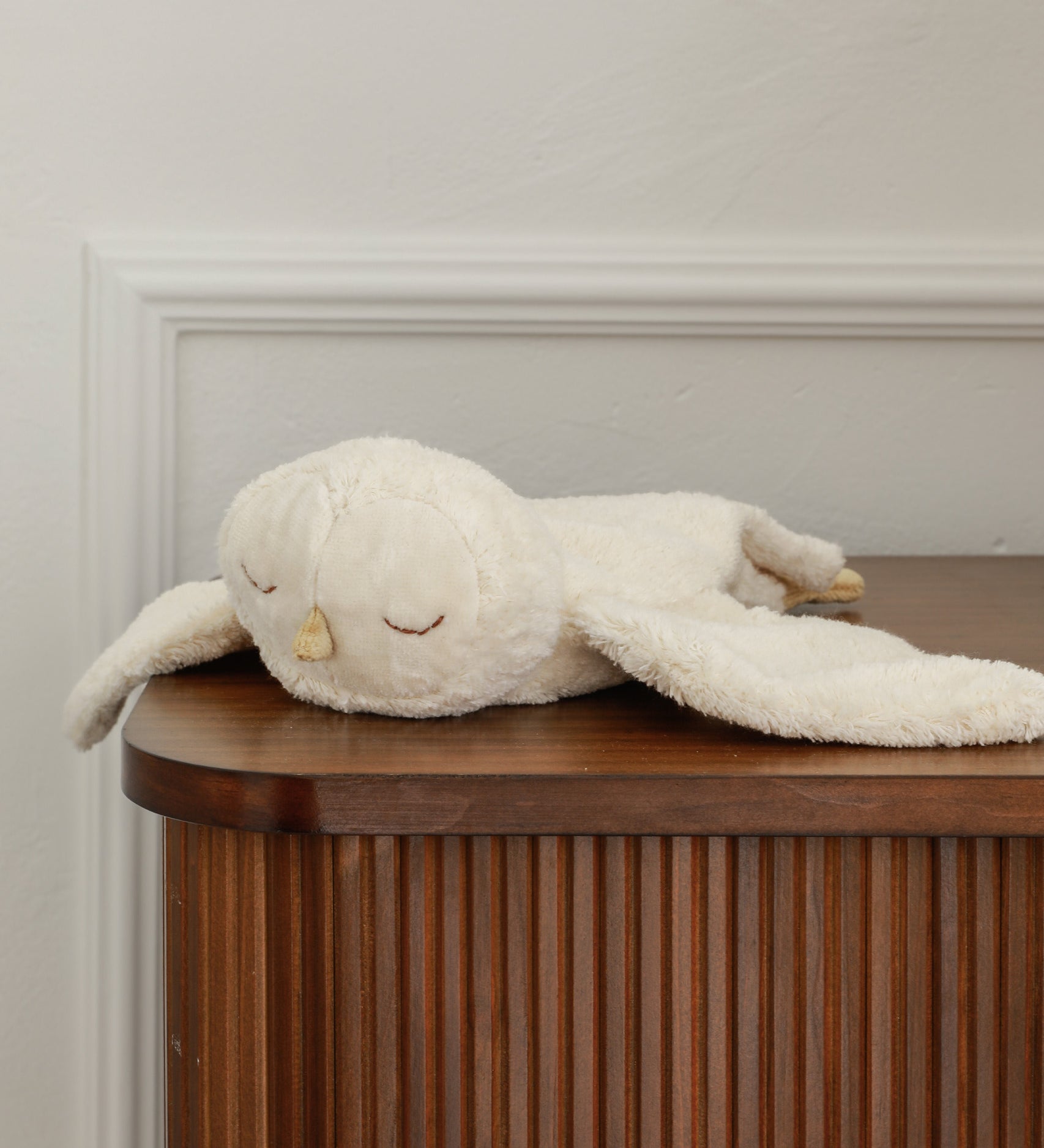 A snowy owl soft toy by Senger available at Babipur. A small and cuddly soft toy with a removable heat cushion inside filled with natural cherry stones. Made from GOTS organic cotton plush with organic cotton filling