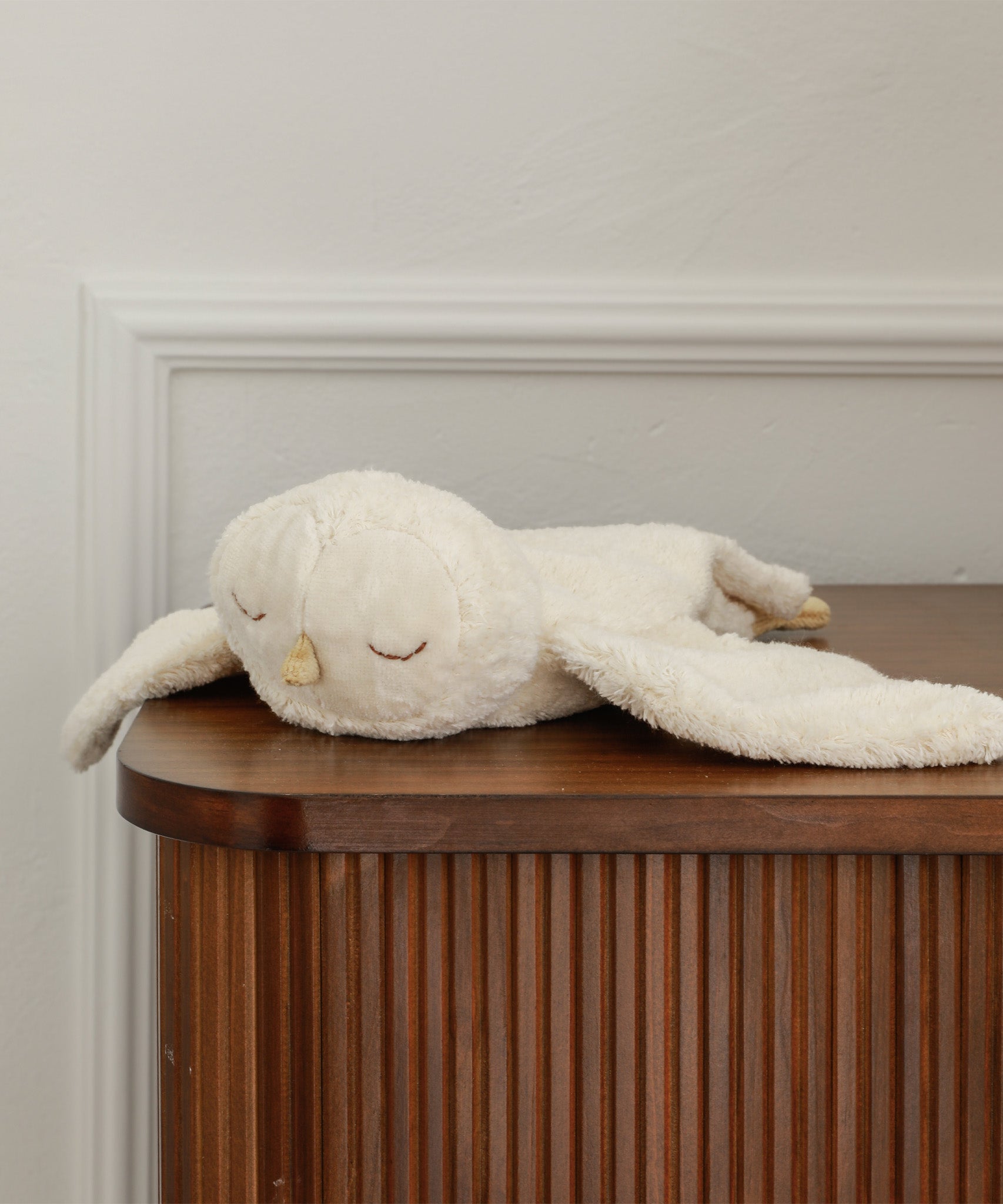 A snowy owl soft toy by Senger available at Babipur. A small and cuddly soft toy with a removable heat cushion inside filled with natural cherry stones. Made from GOTS organic cotton plush with organic cotton filling