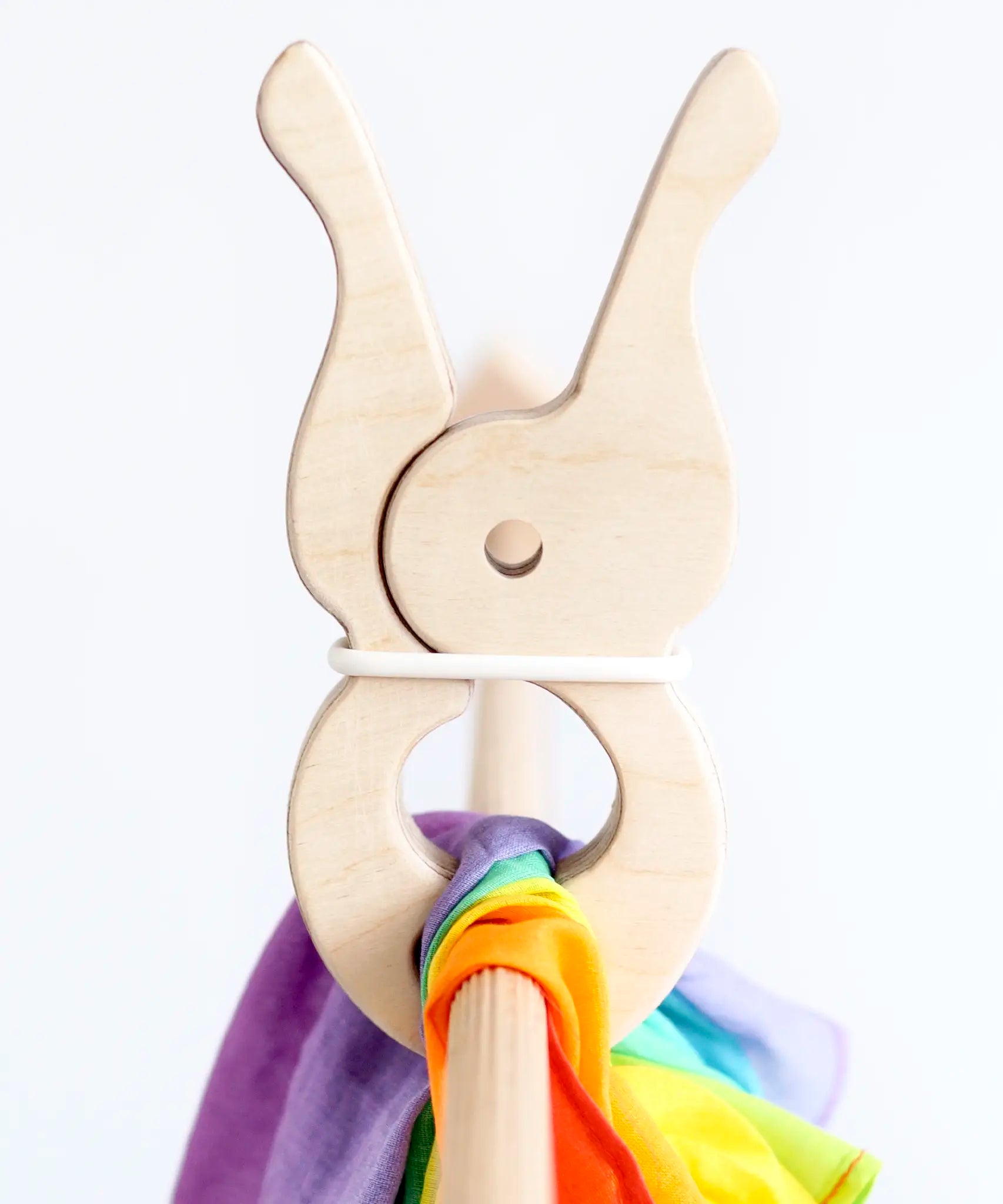 Speelbelovend giant wooden peg on wooden frame pole clamping the rainbow cotton cloth from Trigonos big start start