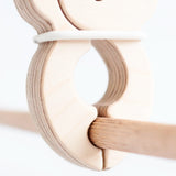 A Speelbelovend wooden giant peg clamped around a wooden pole on a Trigonos den 