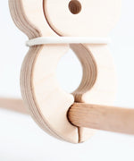 A Speelbelovend wooden giant peg clamped around a wooden pole on a Trigonos den 