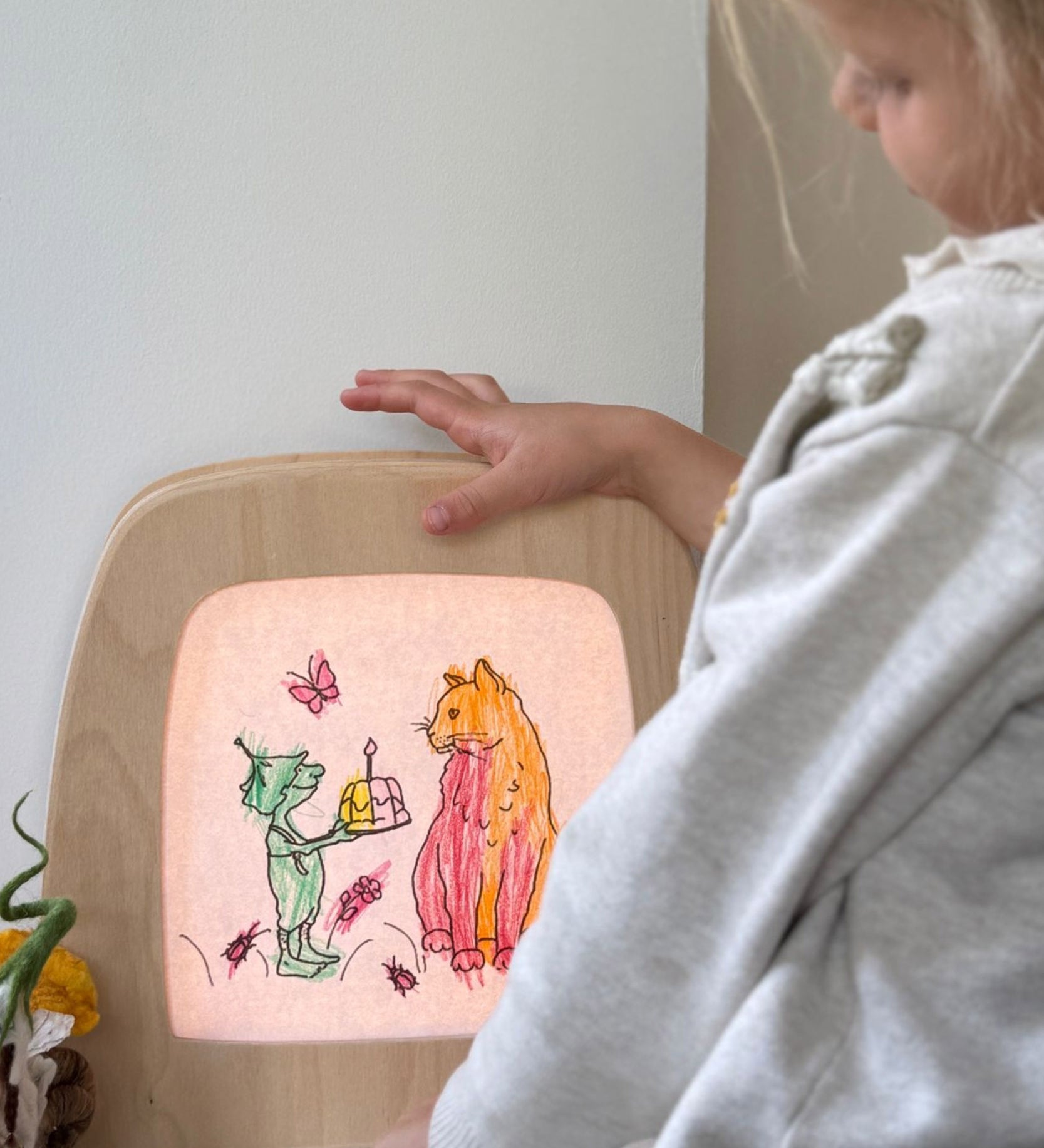 Toverlux colouring silhouette book by Daniela Dreschers available at Babipur and showing a silhouette of a cat and goblin   