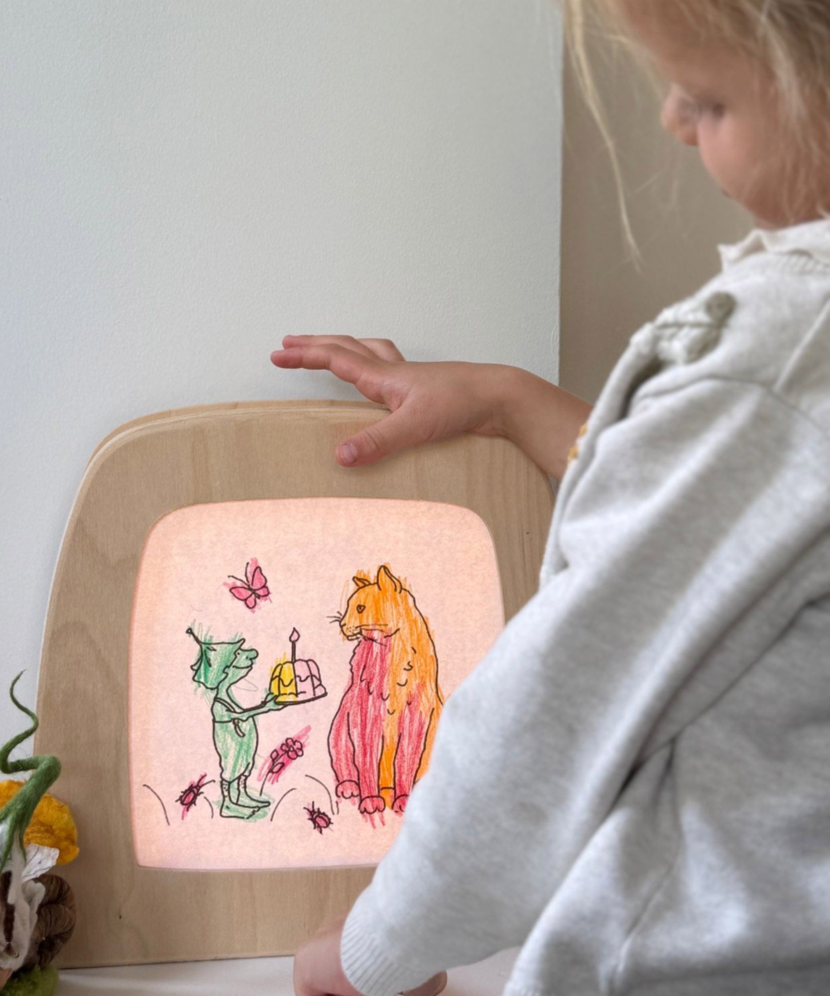 Toverlux colouring silhouette book by Daniela Dreschers available at Babipur and showing a silhouette of a cat and goblin   