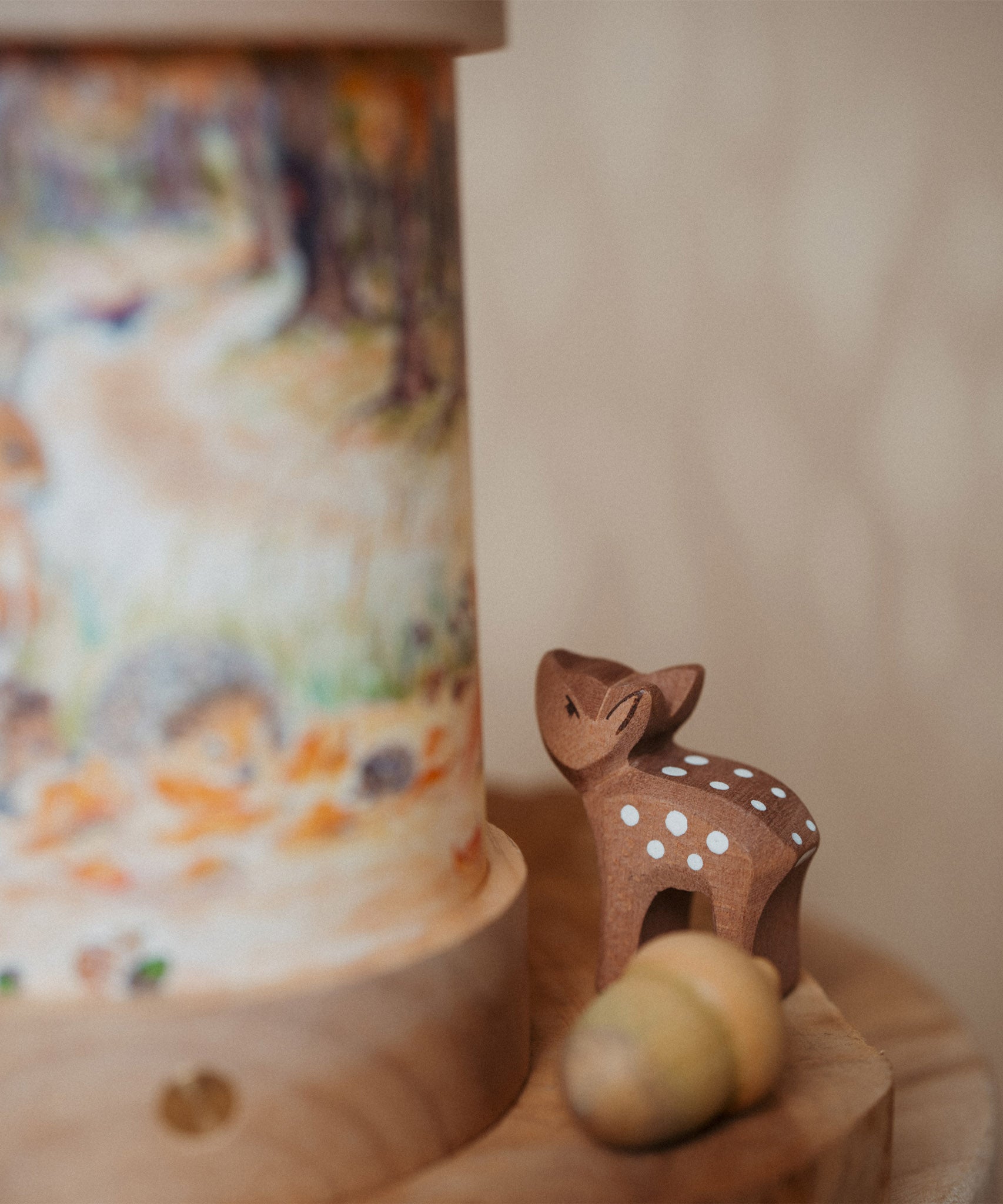 A close up of the Toverlux Eentje Van Margo light wish illustration showing the detail on the Ostheimer baby deer figure displayed with the lantern, both available at Babipur. 