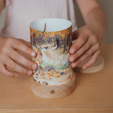 An adult inserting a Eentje Van Margo light wish illustration on the Toverlux rechargeable lantern. Lantern and illustration both available at Babipur. 