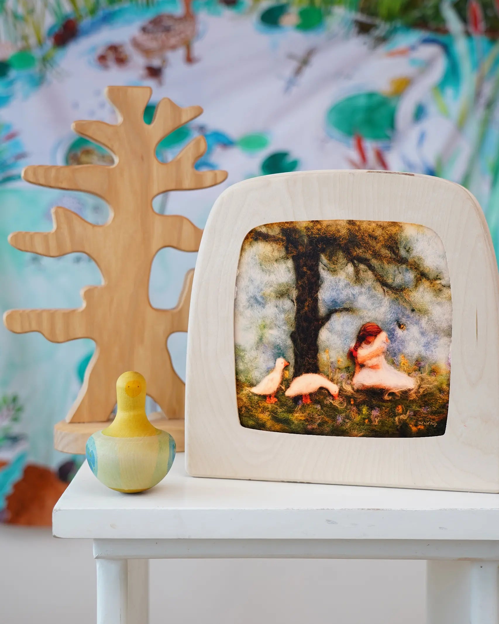 Toverlux Kids Magic Night Lamp featuring goose cuddles artwork by Het Wol Fetje in the Babipur playroom.