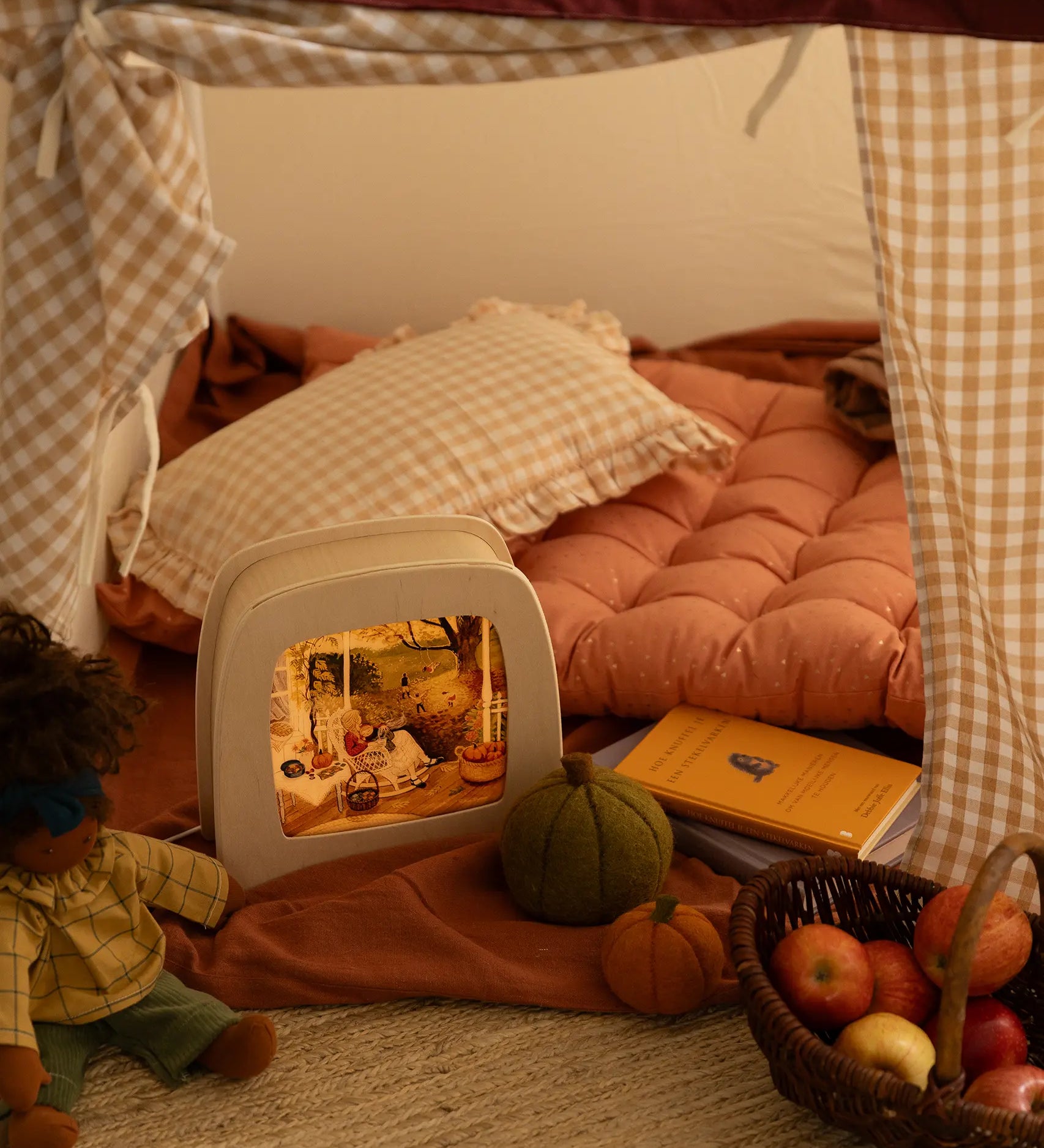 Toverlux Magic Lamp with cosy autumn artwork by Robin Pieterse in a child's den with Nanchen doll.