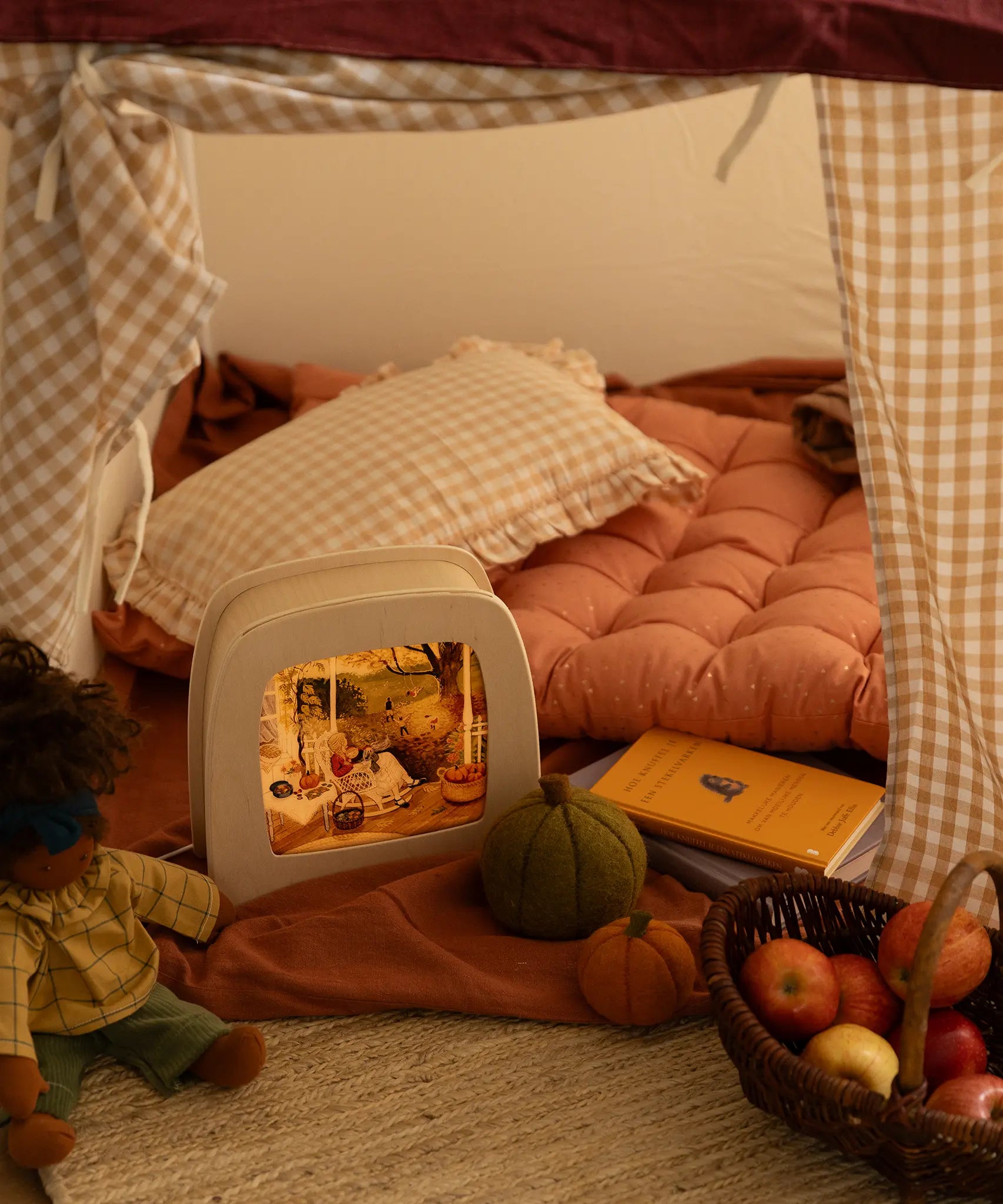 Toverlux Magic Lamp with cosy autumn artwork by Robin Pieterse in a child's den with Nanchen doll.