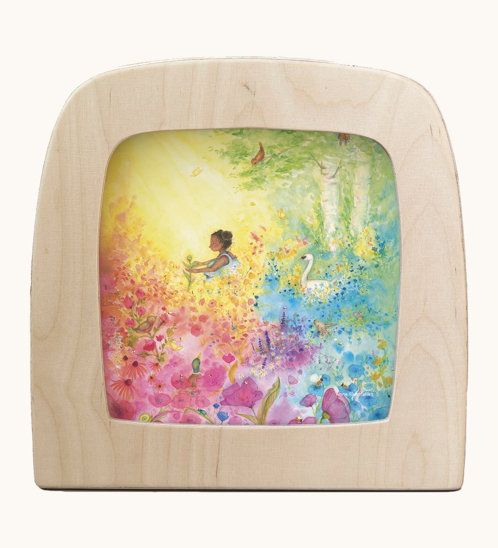 Toverlux into bloom silhouette by Anne illustrates that fit in a wooden magic lamp. Shows watercolour style of a girl in a floral field 