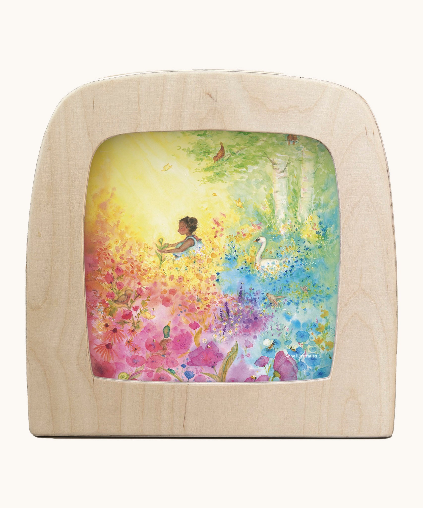 Toverlux into bloom silhouette by Anne illustrates that fit in a wooden magic lamp. Shows watercolour style of a girl in a floral field 