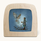A Toverlux silhouette from artist Daniella Drescher, compatible with the Magic Lamp or Magic Frame both available at Babipur. Silhouette is showing a illustration of a girl standing next to a barn owl 