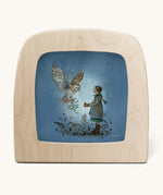 A Toverlux silhouette from artist Daniella Drescher, compatible with the Magic Lamp or Magic Frame both available at Babipur. Silhouette is showing a illustration of a girl standing next to a barn owl 