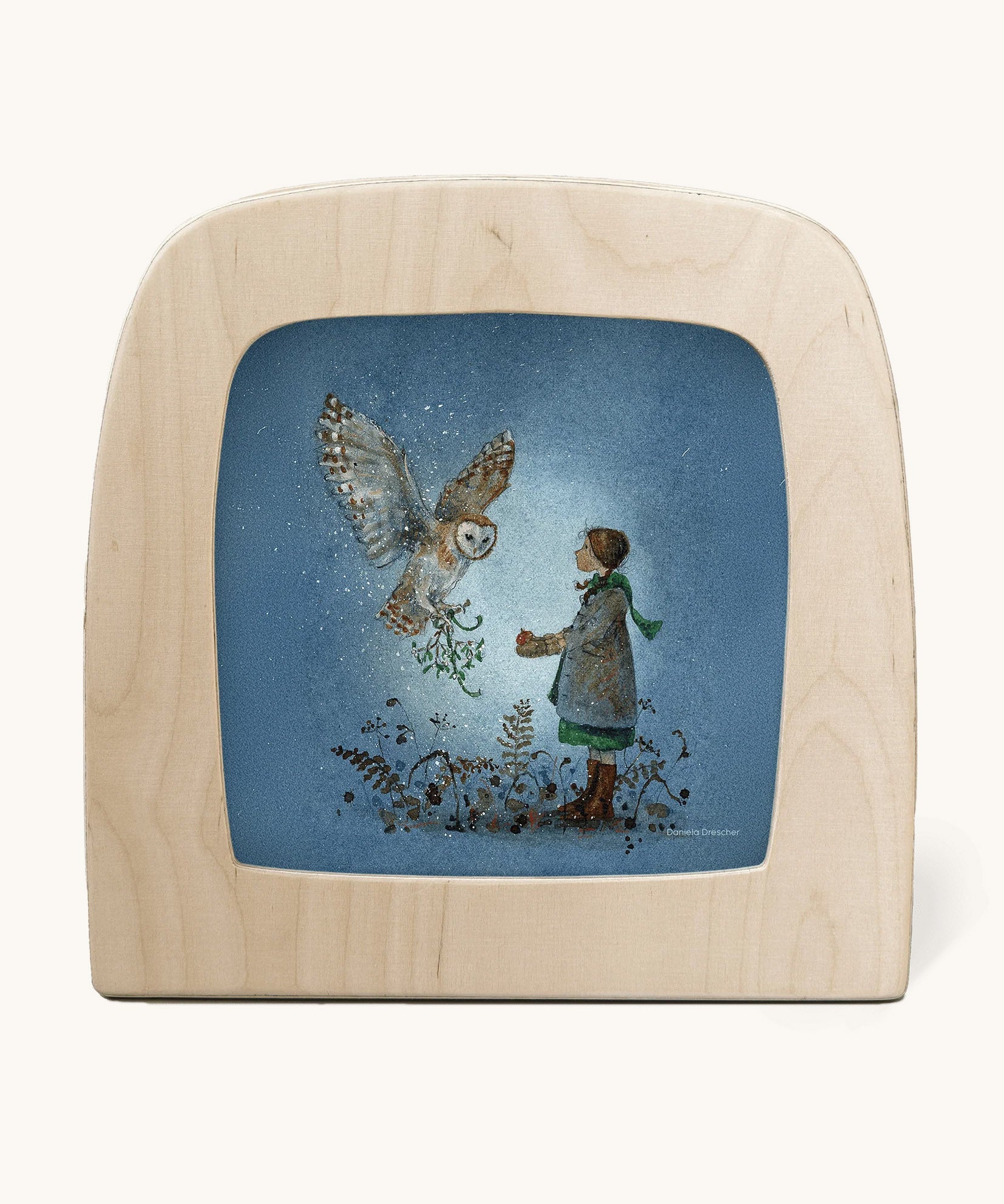 A Toverlux silhouette from artist Daniella Drescher, compatible with the Magic Lamp or Magic Frame both available at Babipur. Silhouette is showing a illustration of a girl standing next to a barn owl 
