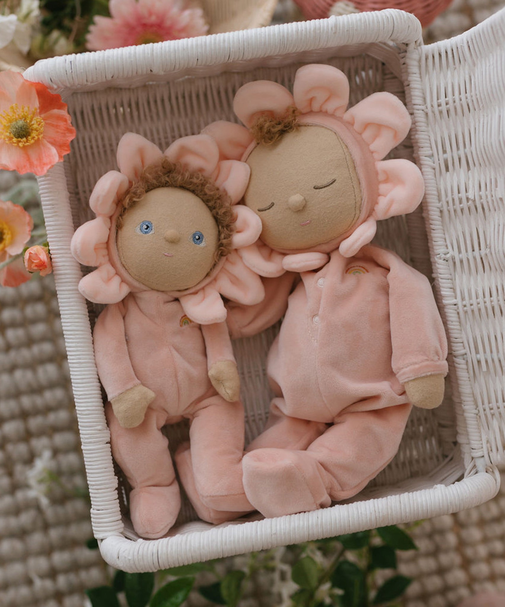 The Olli Ella Limited Edition Blossom Buds Gift Set - Tulip showing Dozy Dinkum - Talia Tulip & Dinky Dinkum Doll - Tessa Tulip inside a white Olli Ella basket