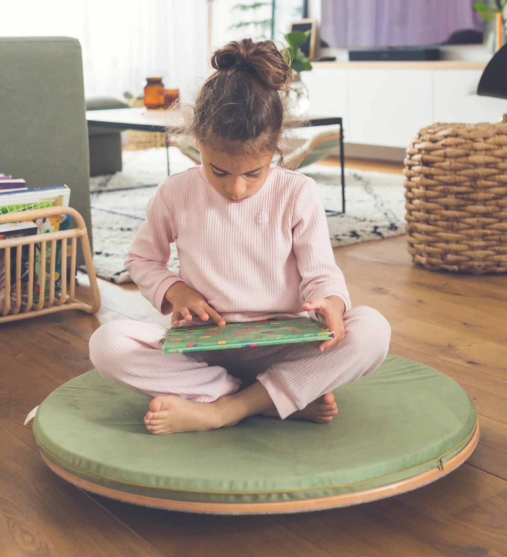 Wobbel 360 padded cushion deck in green, covering a Wobbel 360 wooden circle balance board.