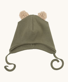 Wooly Organic hat with teddy ears in tea leaf / savannah available at Babipur. A light green GOTS organic hat in a soft ribbed style. Features ties and cute fluffy brown teddy bear ears