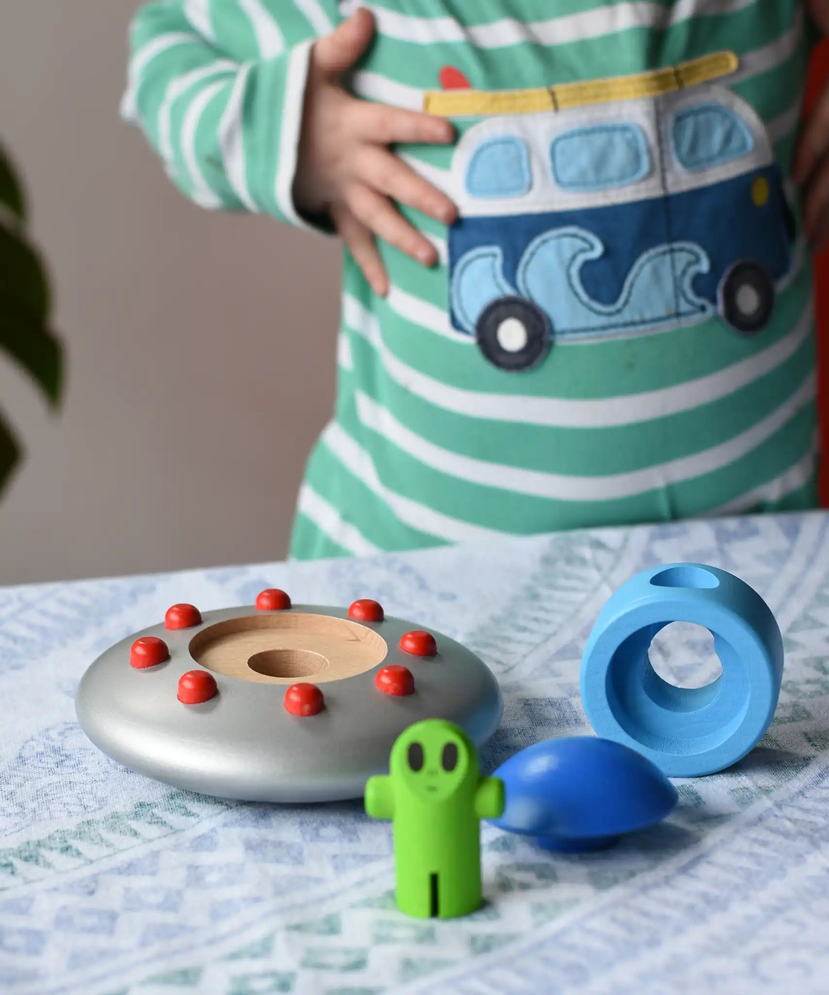 Bajo Alien Flying Saucer placed on a table with all the pieces separated. 
