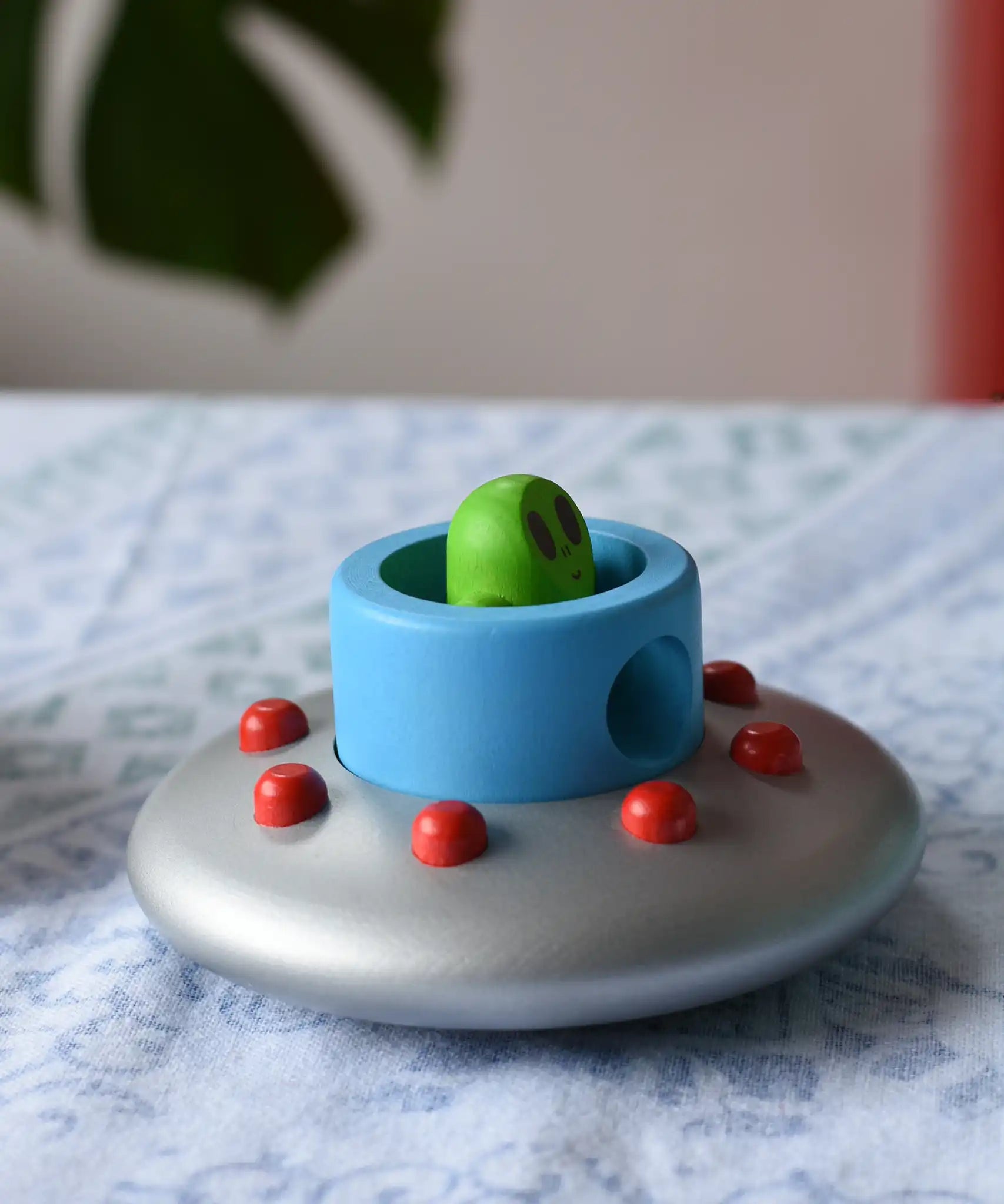 Bajo Alien Flying Saucer with the top blue piece taken off. 