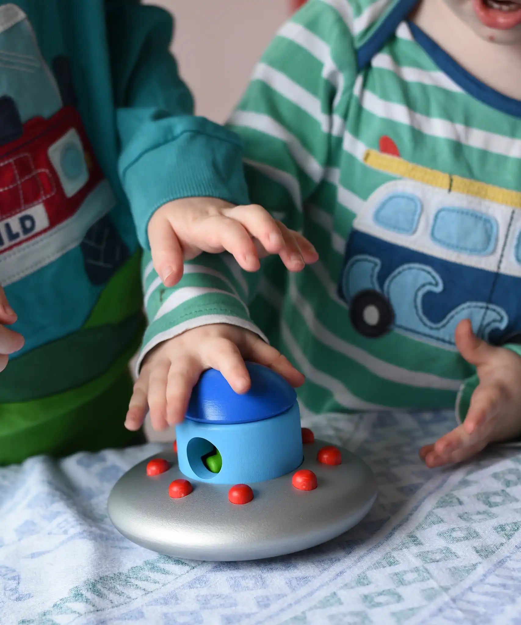 Children playing with the Bajo Alien Flying Saucer.
