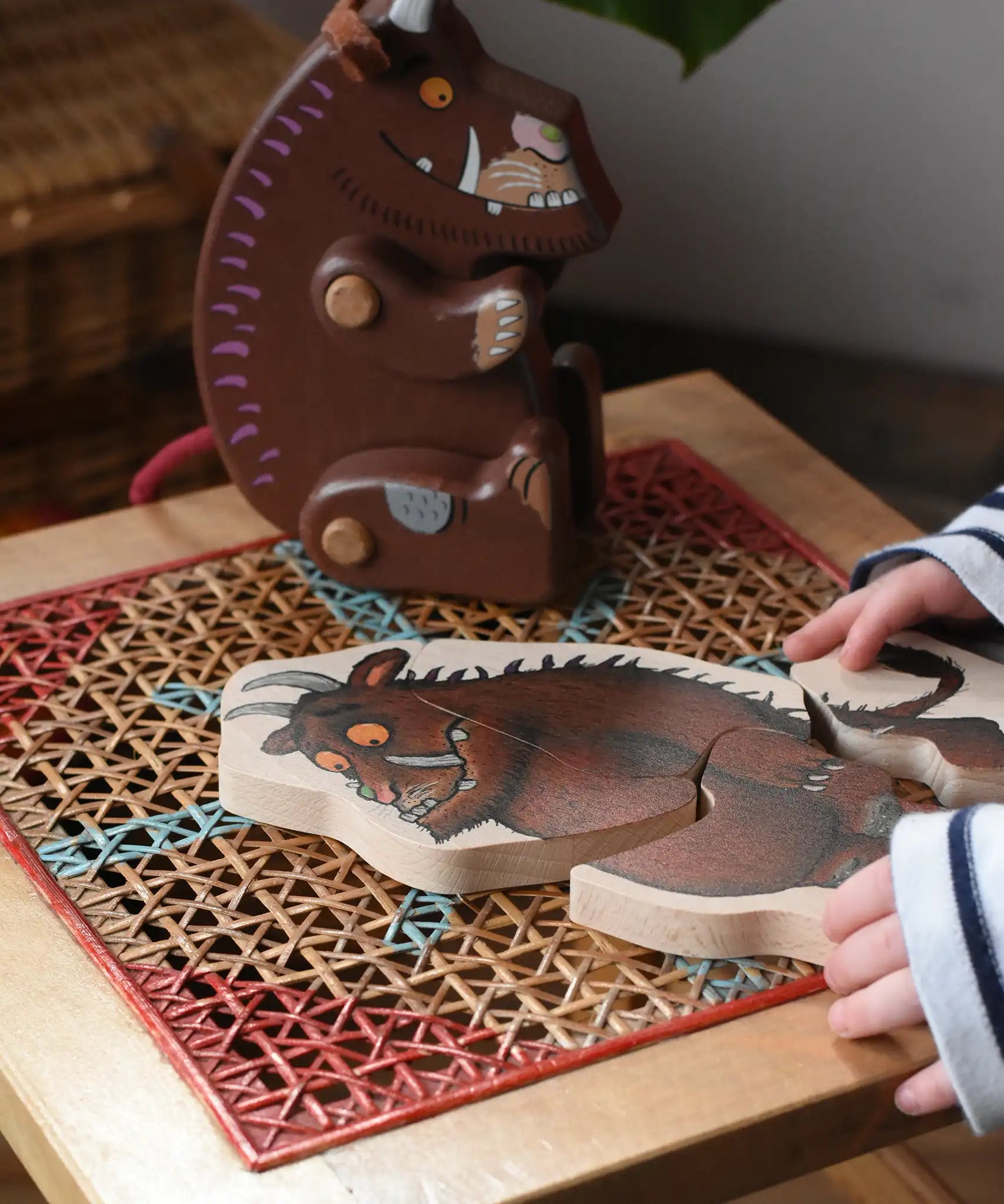 Bajo Gruffalo Character Puzzle placed next to a Gruffalo figure.