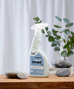 A 5oo spray bottle of Bio-D limescale remover standing on a wooden surface. This limescale remover is available at Babipur. 
