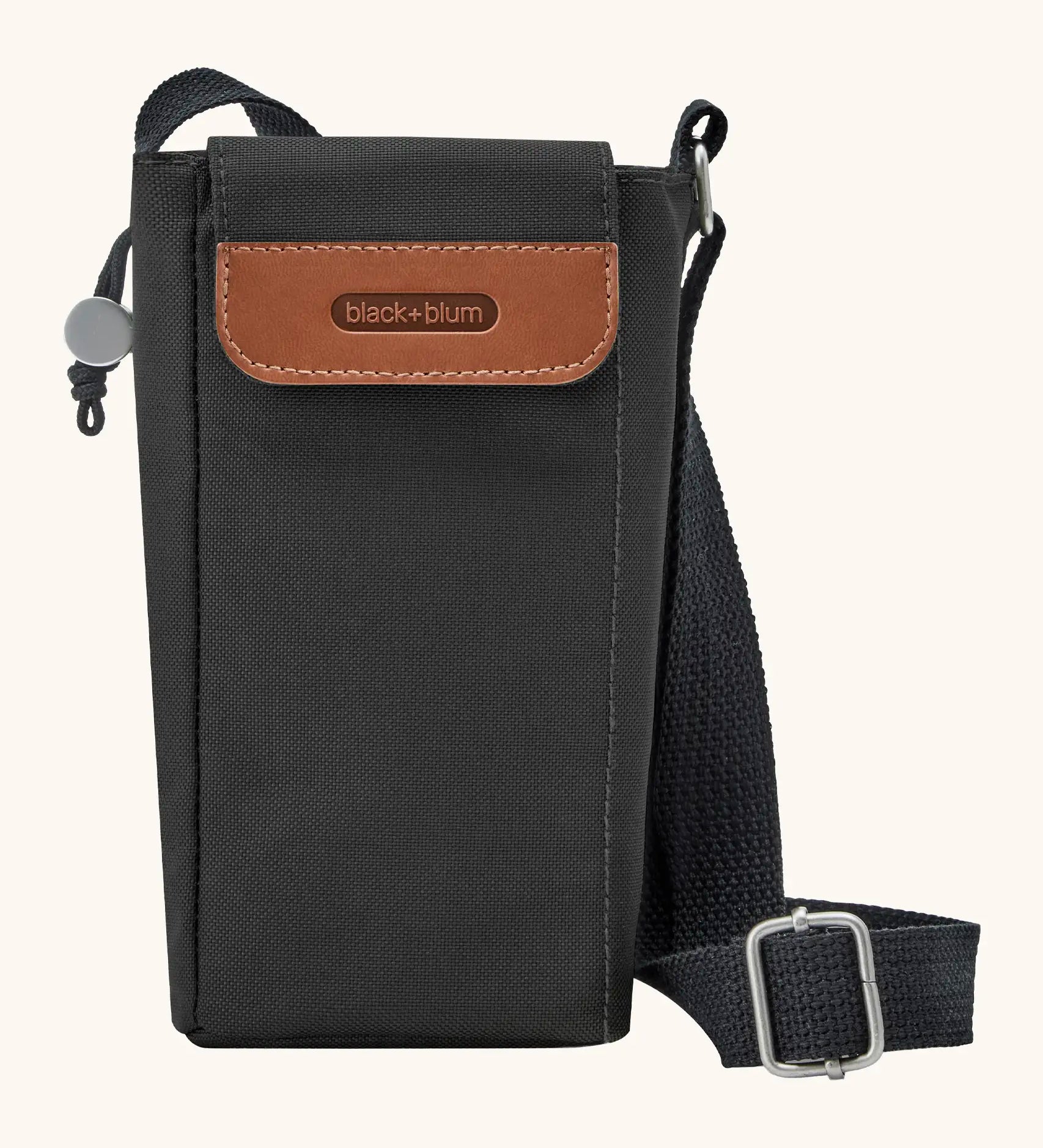 Black + Blum insulated water repellent bottle bag in black with lid. Features a reinforced adjustable strap, side pockets and a adjustable drawstring 