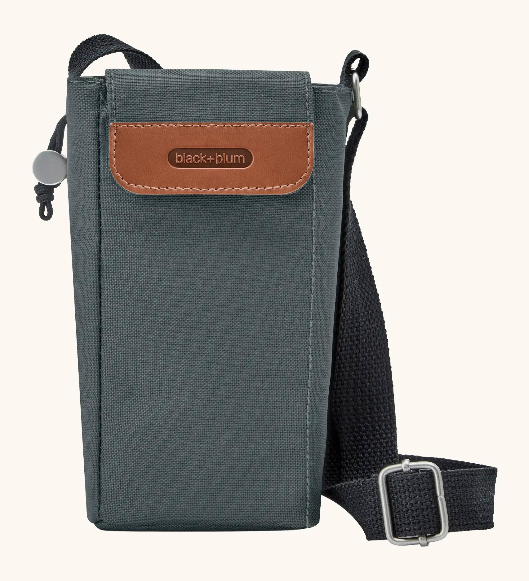 Black + Blum insulated water repellent bottle bag in slate blue with lid. Features a reinforced adjustable strap, side pockets and a adjustable drawstring 